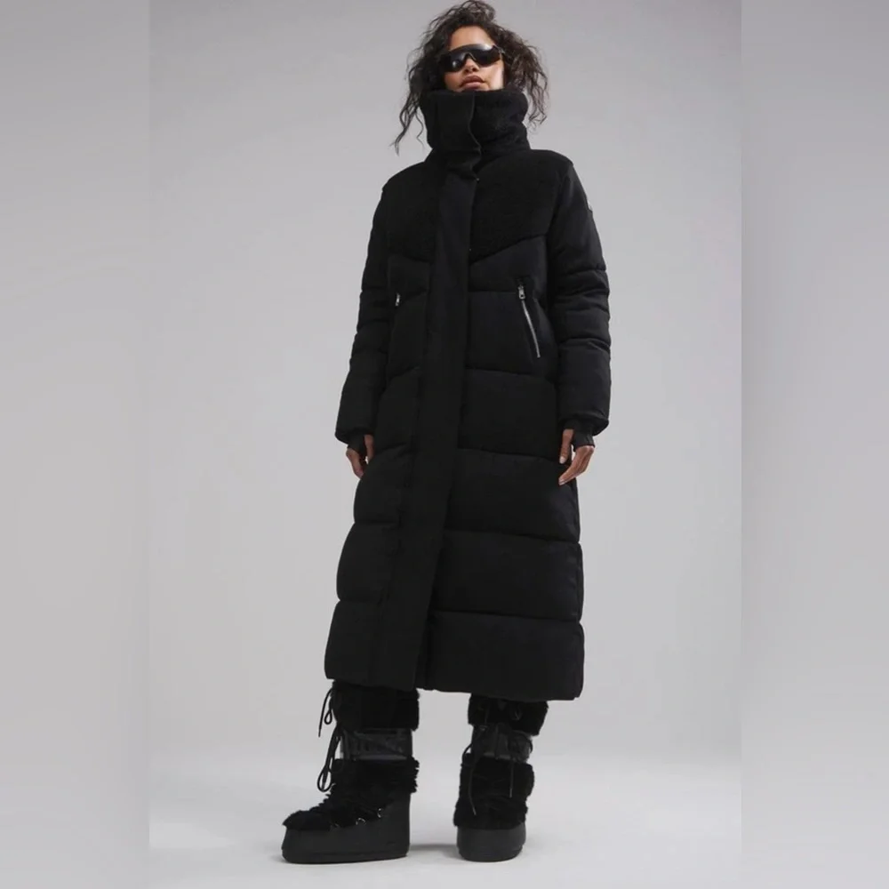 NWT Alo Yoga Snow Fall Puffer Coat Size XS Black Over coat.